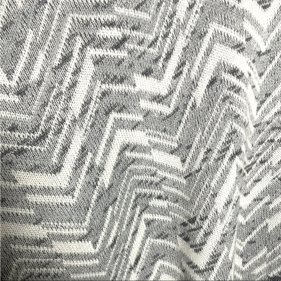 Tahari Sweater Shawl Wrap women’s OSFA Heavyweight Gray Geometric Pattern poncho - Picture 4 of 4